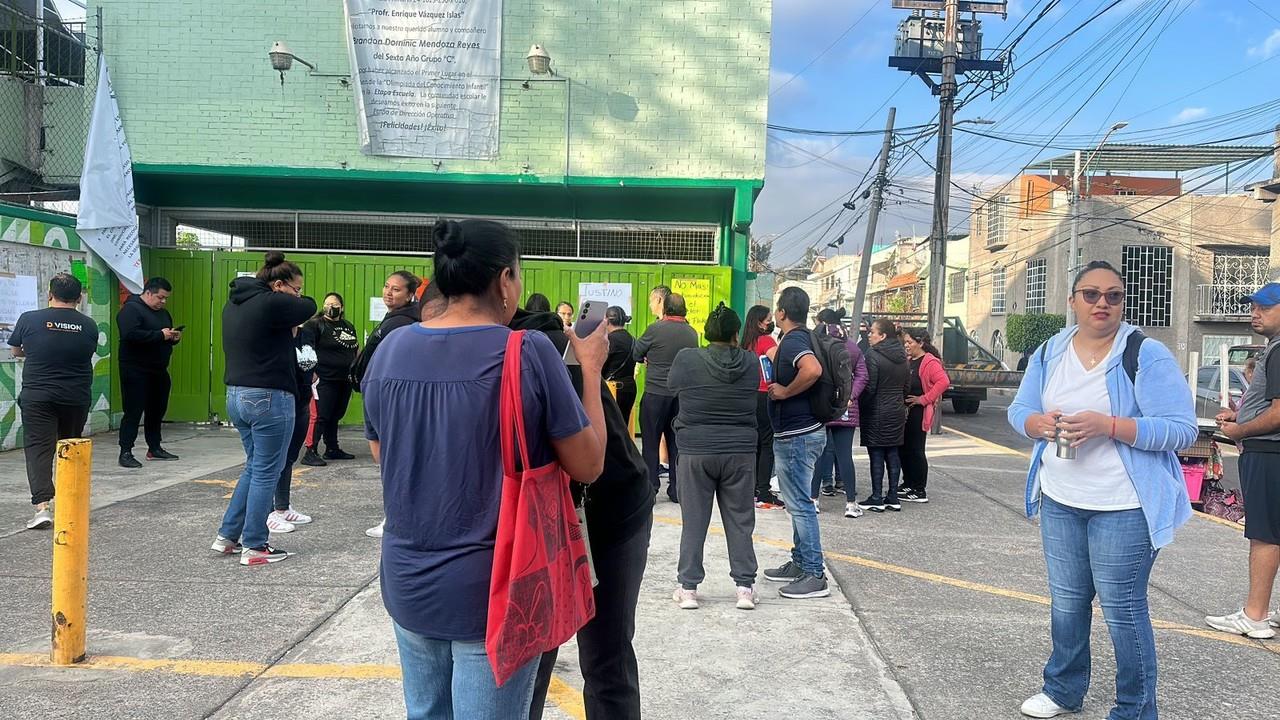 Padres de familia piden destitución de director y toman accesos a la escuela. Foto: Ramón Ramírez
