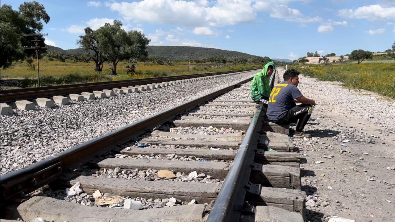 Toman migrantes el tren en Huehuetoca como alternativa hacia EU. Foto: Miguel Hernández