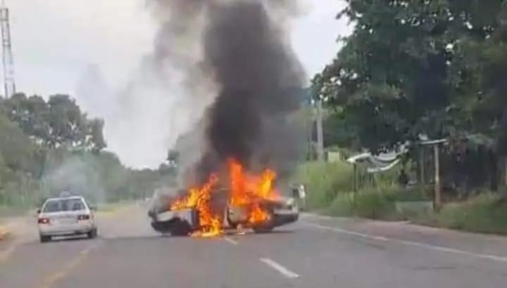 Balaceras y bloqueos con quema de camiones pone en jaque a Tabasco