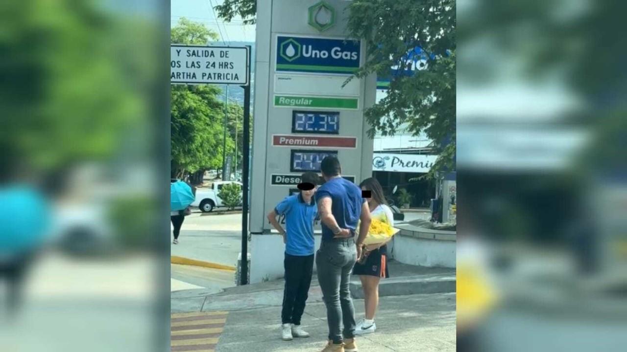 Los dos varones se rascaban la espalda y trataban de esconder sus manos, al final se despiden de manera cordial. Foto: Captura de pantalla