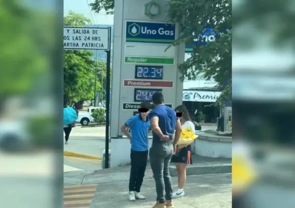 Con escolta, así llega una joven a recibir sus flores amarillas, ¡Era su papá!