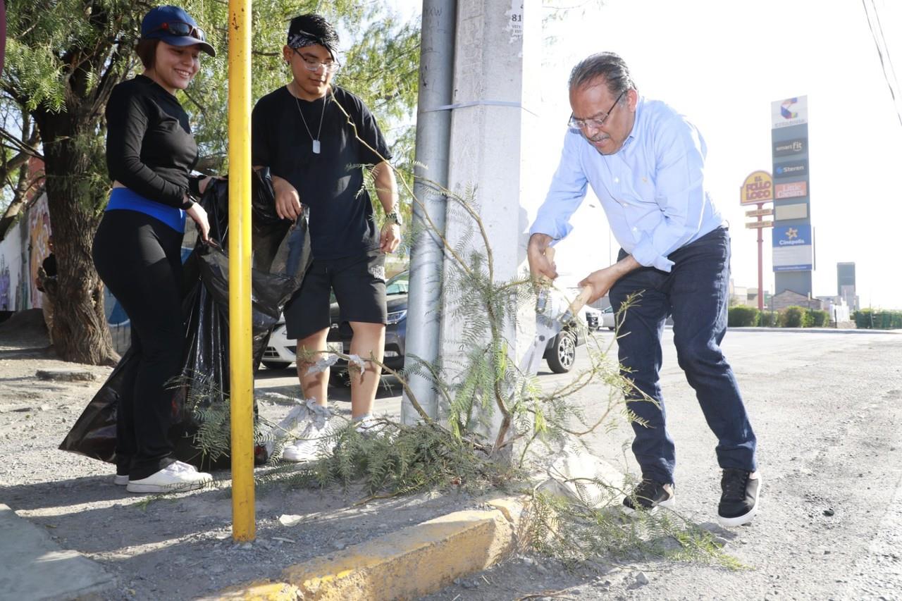 El alcalde Andrés Mijes también pone guapo a su municipio. Fotos. Cortesía