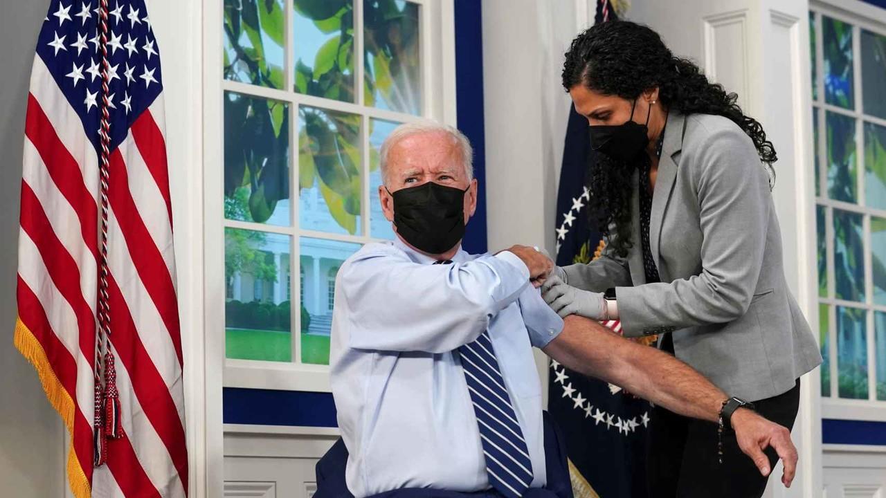 El médico de la Casa Blanca, Kevin OConnor, ha informado en un comunicado que Biden, de 80 años, recibió ambas vacunas de manera simultánea. Foto: Reuters