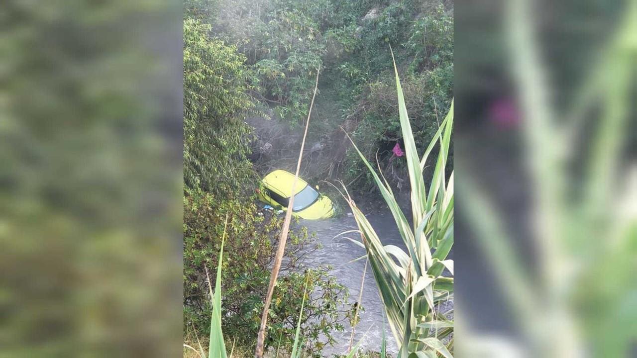 Guácala, cae auto a canal de aguas negras en Cuautitlán Izcalli
