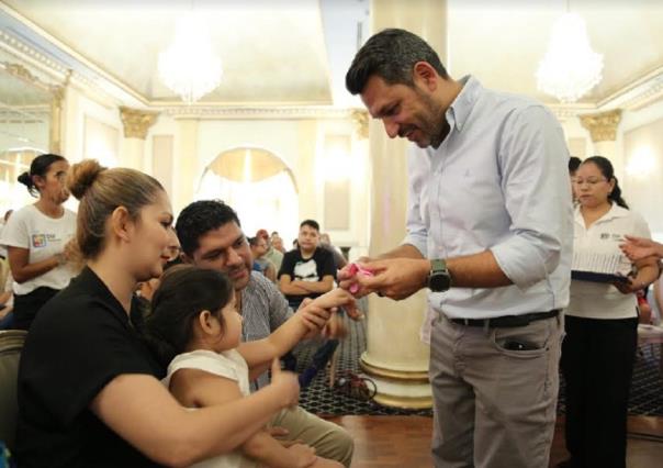 Entregan brazaletes localizadores para niños con autismo y síndrome Down