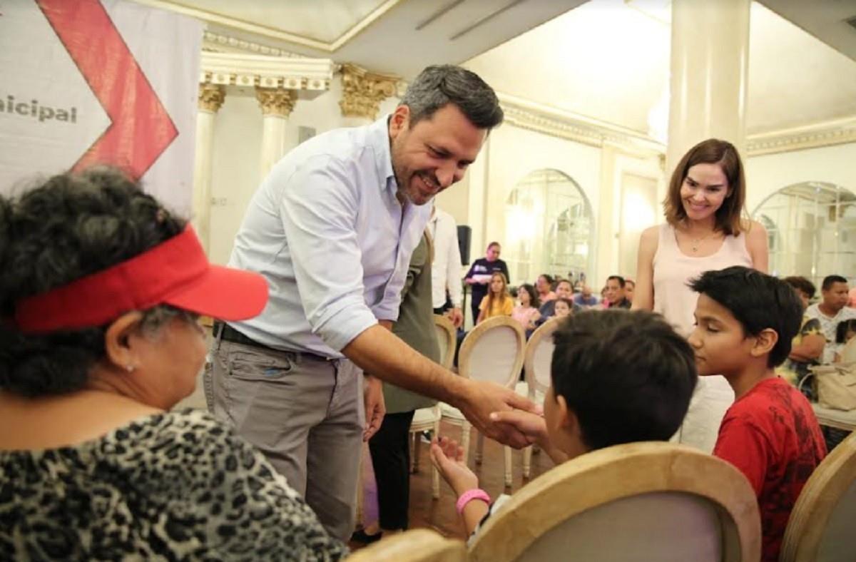 Entregan brazaletes localizadores para niños con autismo y síndrome Down