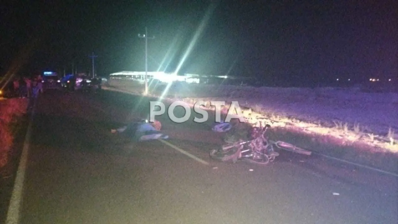 Al cochar un motocilista y un ciclista, mueren ambos en el municipio de Lerdo. Foto: Especial.