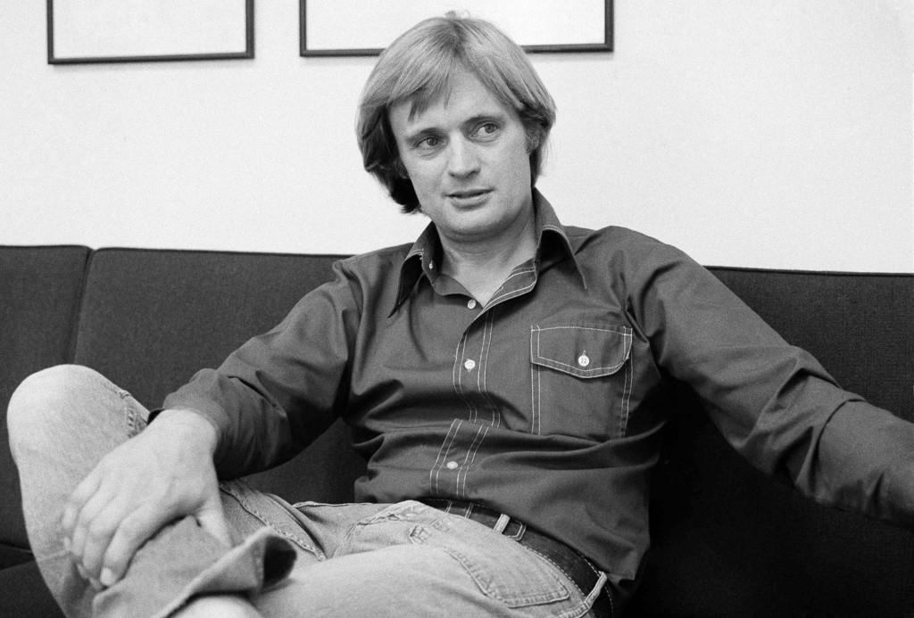 David McCallum, estrella Y galán adolescente en la serie The Man From U.N.C.L.E. y fue el excéntrico médico forense en el popular NCIS. (Foto AP/Richard Drew, archivo)