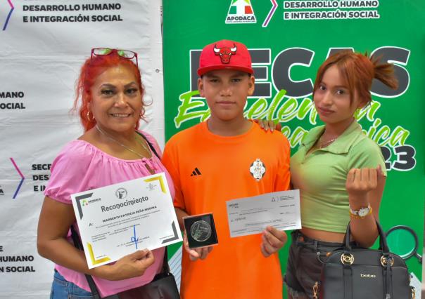 Apodaca premia a estudiantes con becas de excelencia