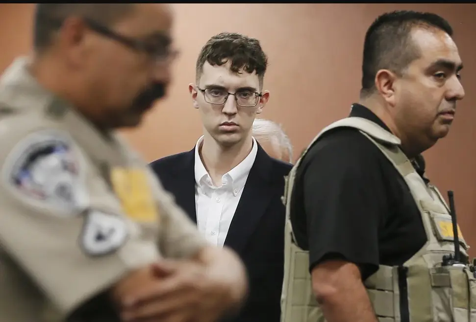 El sospechoso de haber perpetrado un tiroteo en un Walmart de El Paso, Texas, Patrick Crusius, se declara inocentes durante una comparecencia, el 10 de octubre de 2019, en El Paso, Texas. (Briana Sanchez/The El Paso Times vía AP, Pool, Archivo)