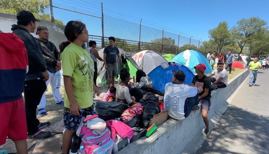 Extorsiones a migrantes en la CDMX: Cobran por casas de campaña donadas. Foto: Iván Macías