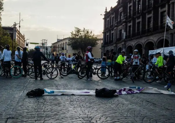 Acusan a policía de Toluca y automovilistas de agredir a ciclista