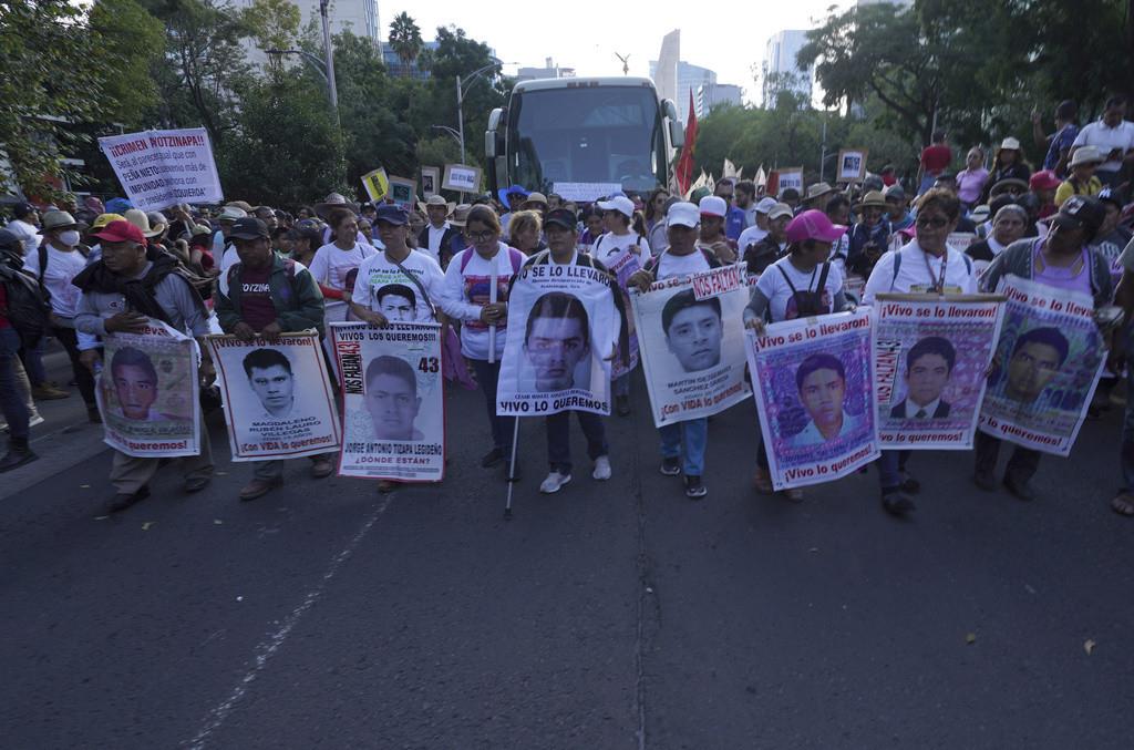 Madres de los 43 estudiantes desaparecidos de Ayotzinapa marchan con retrados de sus hijos en el noveno aniversario de su desaparición, en Ciudad de México, el martes 26 de septiembre de 2023. (AP Foto/Marco Ugarte)