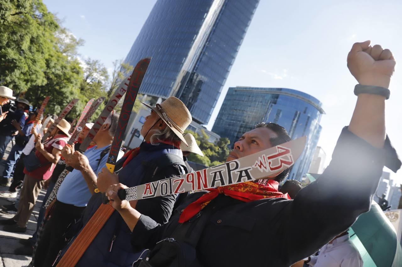 Al grito de ¡Vivos se los llevaron, vivos los queremos!, los manifestantes exigieron que se abran los archivos de la investigación. Foto: Twitter/ @RompeMiedo