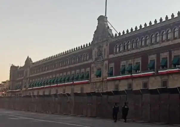 Colocan vallas en Palacio Nacional previo a la marcha por los 43 de Ayotzinapa