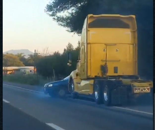 Impactante choque: tráiler arrastra auto Chevy en Montemorelos