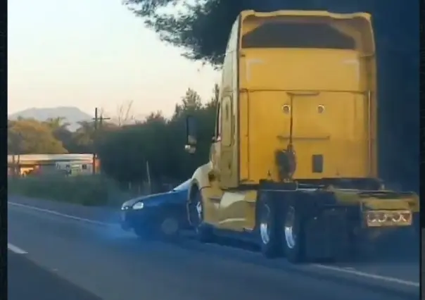 Impactante choque: tráiler arrastra auto Chevy en Montemorelos