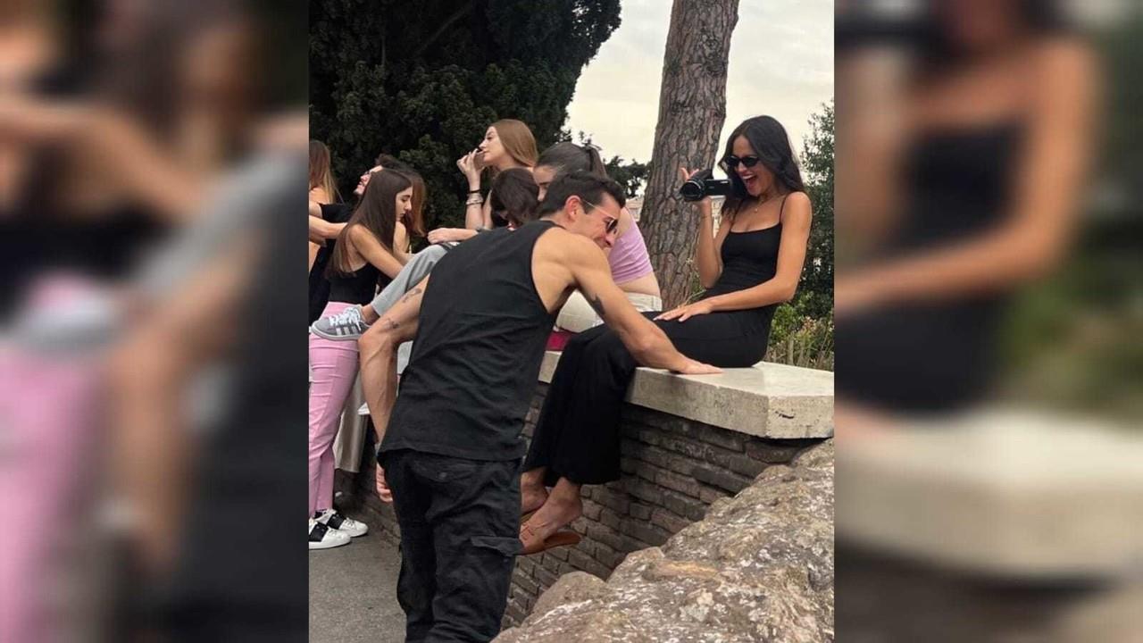 A pesar de sus esfuerzos por pasar desapercibidos, la pareja fue capturada por los objetivos indiscretos de los paparazzi mientras paseaban por las calles de la capital italiana. Foto: Twitter/ @flosmulier