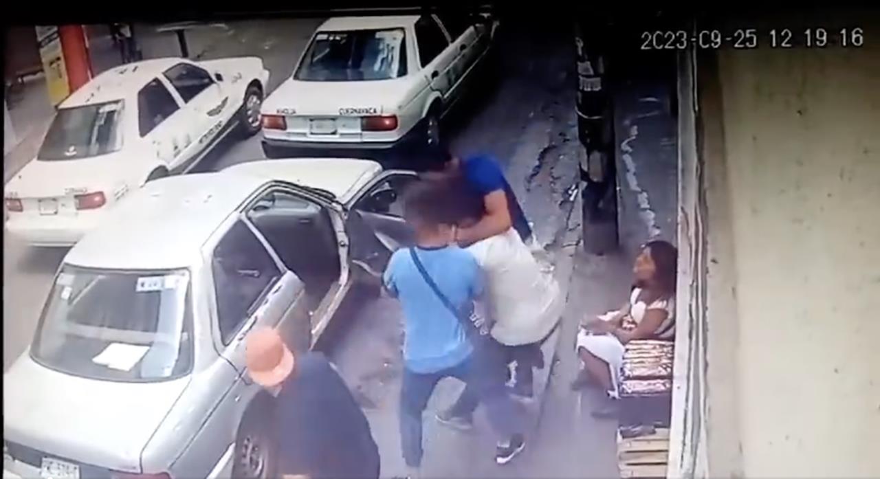 Las imágenes muestran cómo varios individuos descienden de un automóvil y se acercan rápidamente a una pareja y trata de subir al hombre al vehículo. Foto: Captura de pantalla