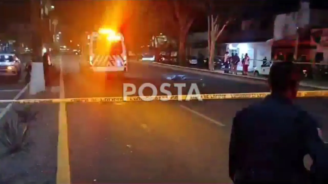 La víctima cruzaba la vialidad a pie cuando fue embestida por una camioneta Ford Lobo. Foto: Especial