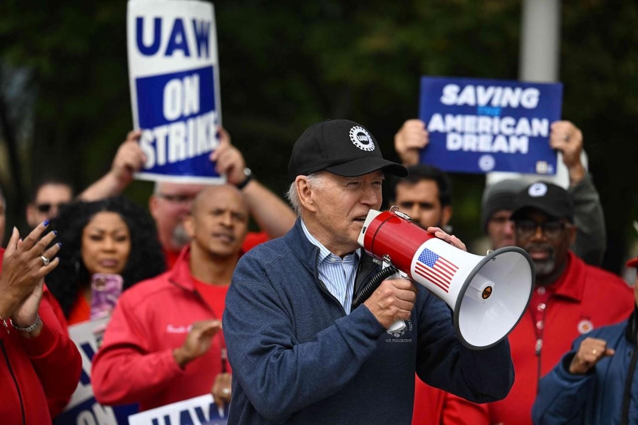 Con una gorra de béisbol y megáfono en mano, el mandatario demócrata se dirigió a los obreros del sindicato de los Trabajadores del Automóvil Unidos (UAW). Foto: ABC News