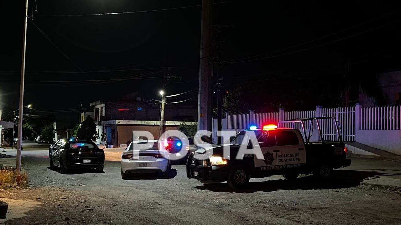 Según autoridades, un hombre que portaba una capucha pasó caminando y se detuvo en medio de la calle para abrir fuego contra las personas que estaban dentro y fuera de la propiedad. Foto: Raymundo Elizalde.