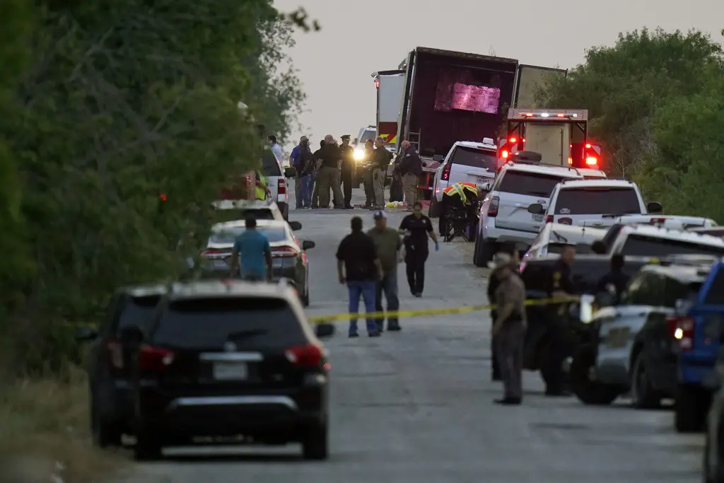 Tractocamión con supuestos migrantes, el 27 de junio de 2022, en San Antonio. (AP Foto/Eric Gay, Archivo)