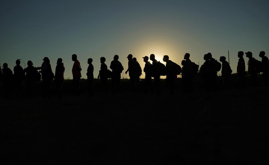 Migrantes que cruzaron el río Bravo e ingresaron a Estados Unidos desde México se forman para ser procesados por la Oficina de Aduanas y Protección Fronteriza de Estados Unidos, el 23 de septiembre de 2023, en Eagle Pass, Texas. (AP Foto/Eric Gay, Archivo)