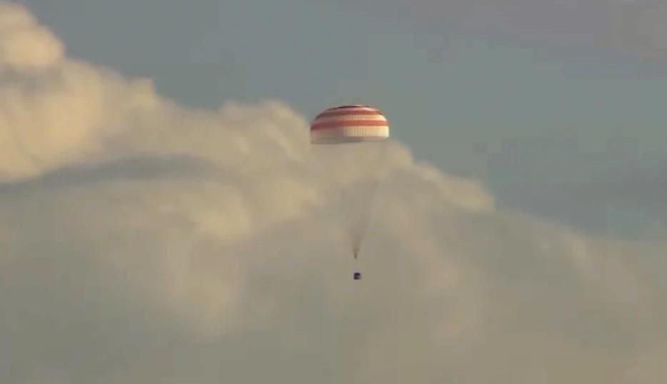 Tres astronautas regresan a la Tierra tras un año en el espacio. (Corporación espacial Roscosmos via AP)