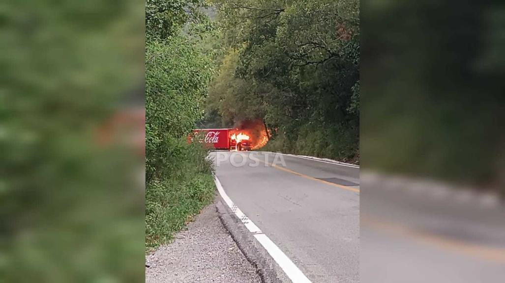 Bloquean carretera Linares a Iturbide tras ataque a comandancia de policía