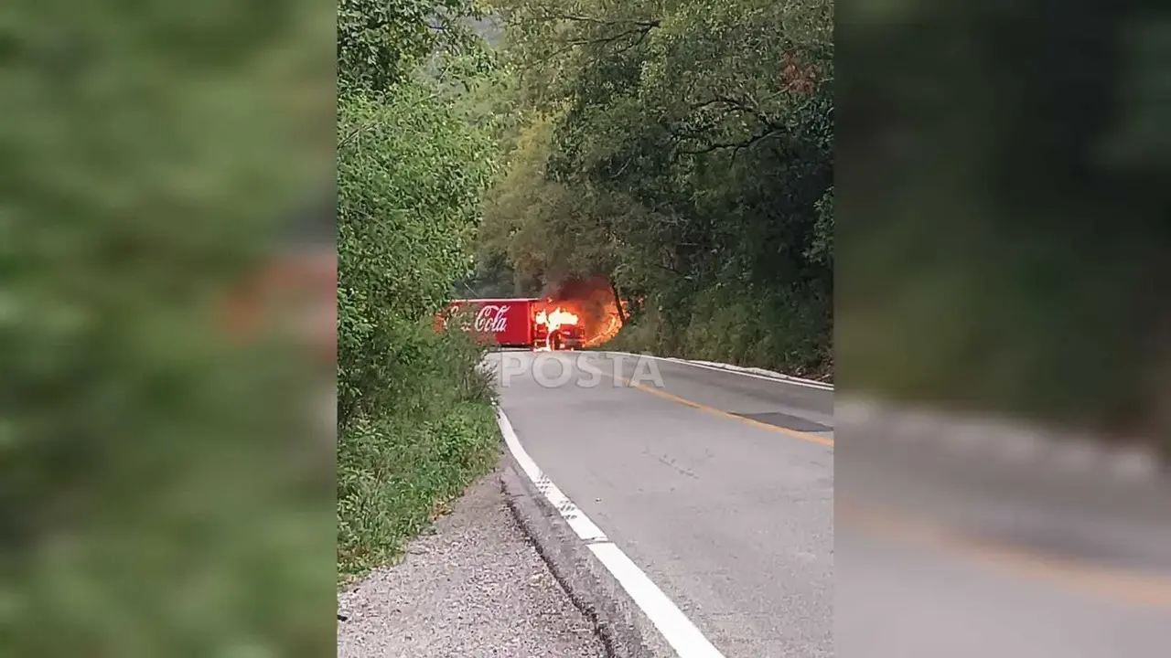 El camión de refrescos fue tomado por los delincuentes e incendiado para evitar el paso por la carretera que comunica a los municipios de Linares e Iturbide. Foto: Especial/ POSTAMX