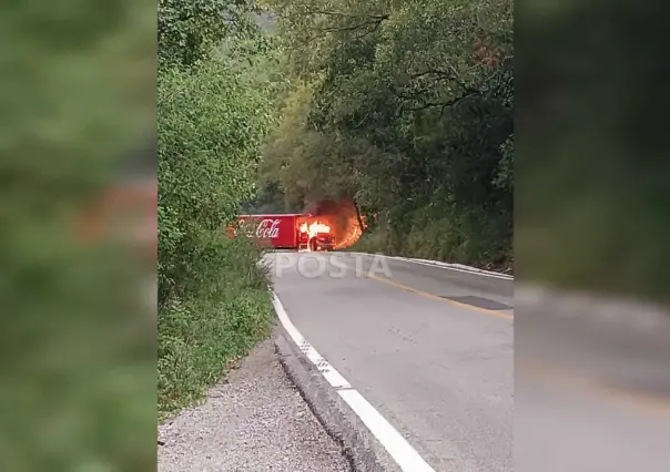 Bloquean carretera Linares a Iturbide tras ataque a comandancia de policía