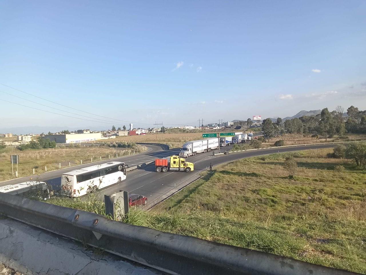 Luego de casi siete horas de bloqueo, habitantes de Temoaya liberaron la circulación en el Libramiento Bicentenario Lerma-Valle de Bravo, con la promesa de atender sus demandas de abasto de agua. Foto: Redes Sociales