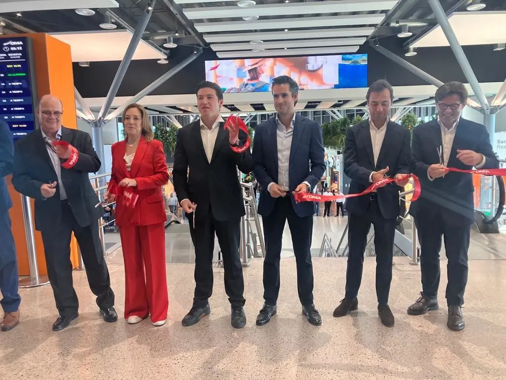 La inversión de esta nueva terminal es de 7 mil millones de pesos y se espera duplicar el número de vuelos, a lo cual García Sepúlveda señaló que así como se conecta a Nuevo León con el mundo. Foto: Rosy Sandoval.
