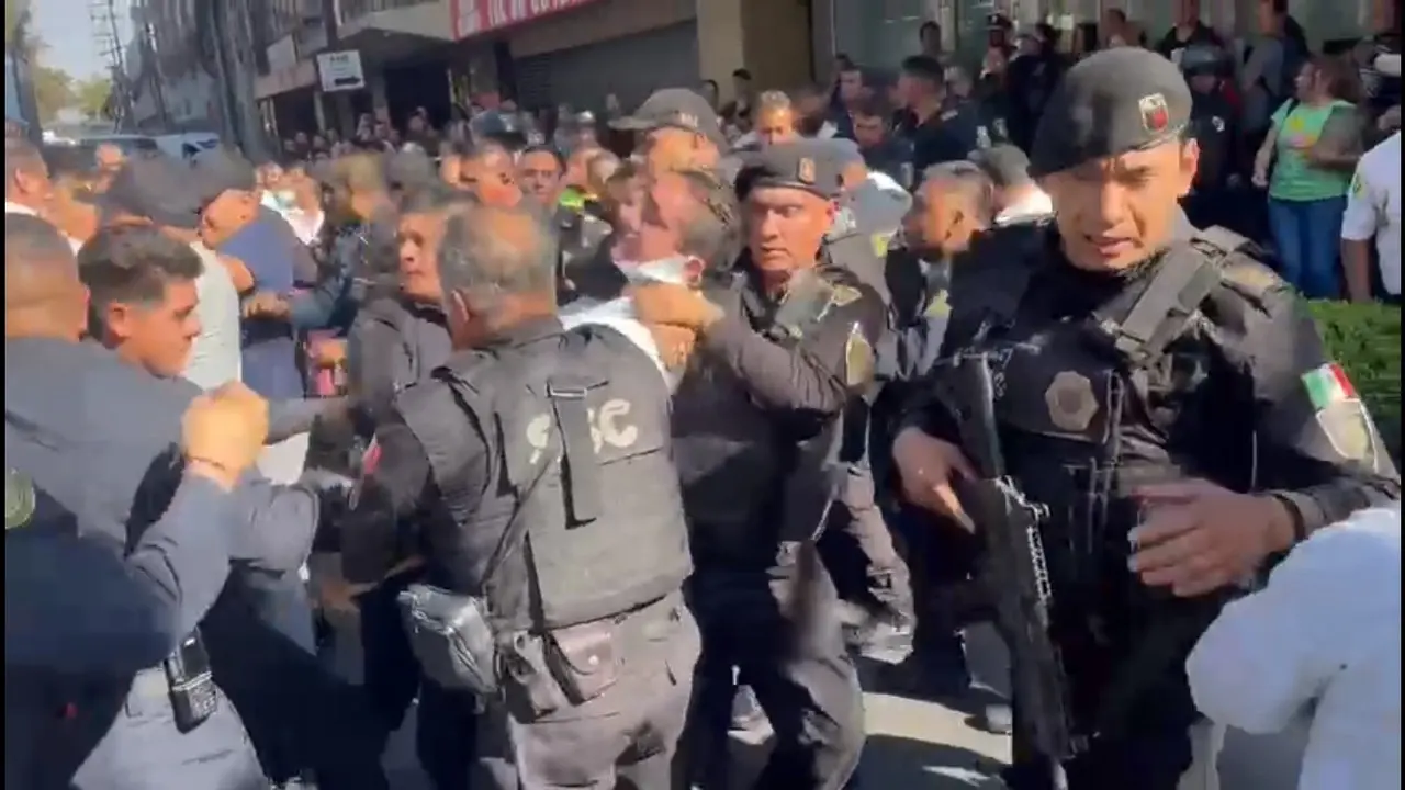 Taxistas agreden a reportero y camarógrafo tras conflicto vial. Foto: Ramón Ramírez