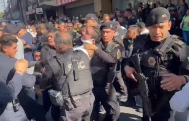 Taxistas agreden a reportero y camarógrafo tras conflicto vial