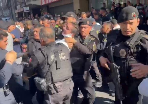 Taxistas agreden a reportero y camarógrafo tras conflicto vial