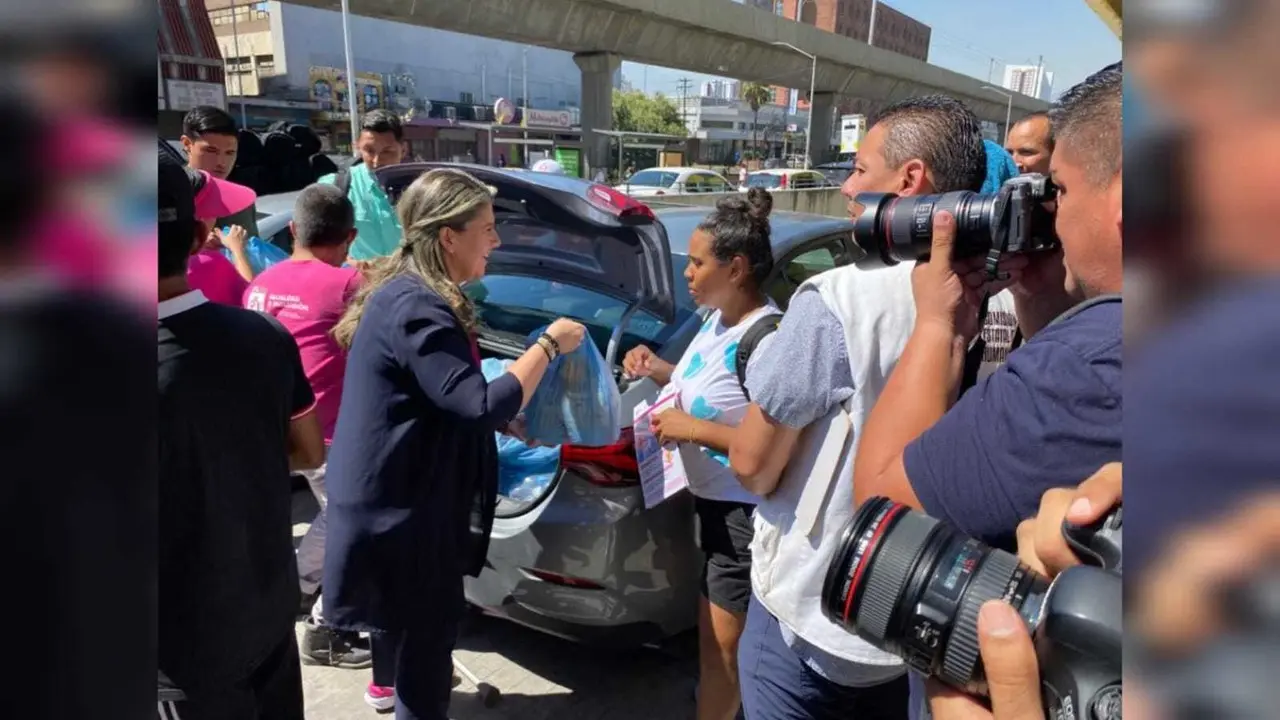 Encabezados por la titular Martha Herrera, se hizo la entrega de paquetes con comida y artículos de higiene, así como colchonetas al grupo de migrantes. Foto: Rosy Sandoval