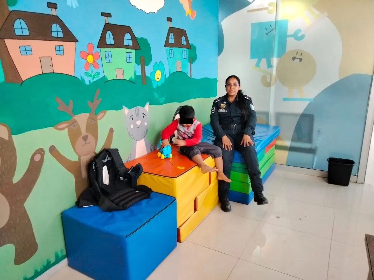 Rescatan a niño de 4 años que deambulaba solo y descalzo en Escobedo