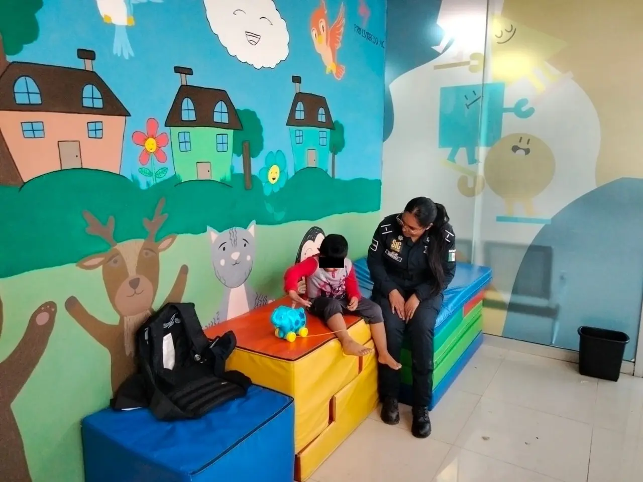 Rescatan a niño de 4 años que deambulaba solo y descalzo en Escobedo