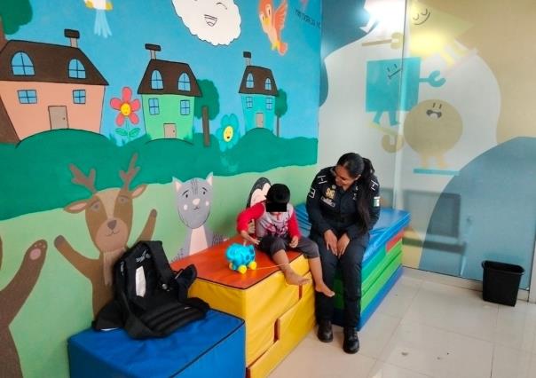 Rescatan a niño de 4 años que deambulaba solo y descalzo en Escobedo