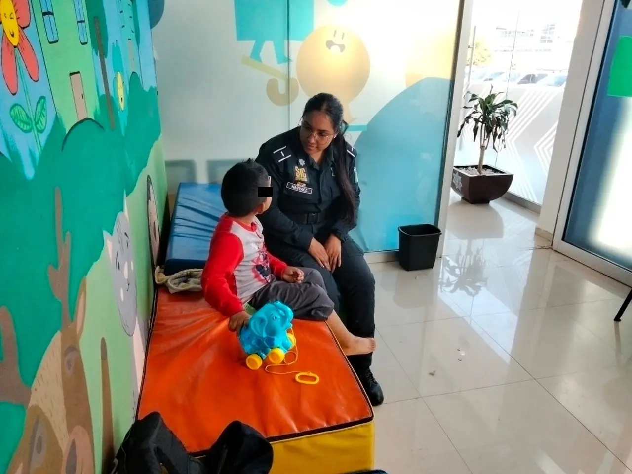 Rescatan a niño de 4 años que deambulaba solo y descalzo en Escobedo