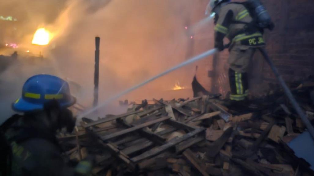 Arrasa incendio con fábrica de tarimas en Tlaquepaque, Jalisco