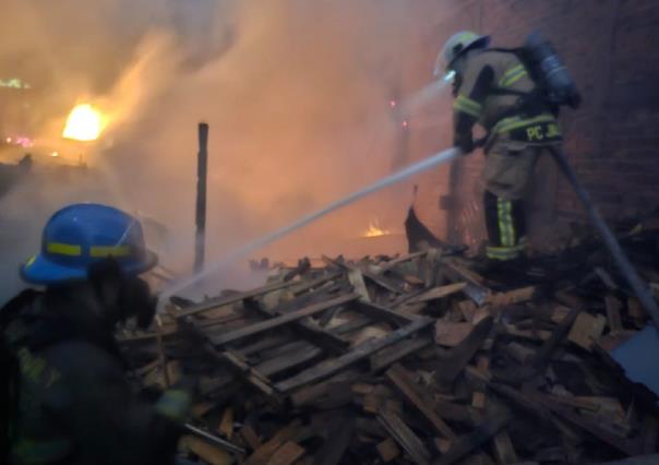 Arrasa incendio con fábrica de tarimas en Tlaquepaque, Jalisco