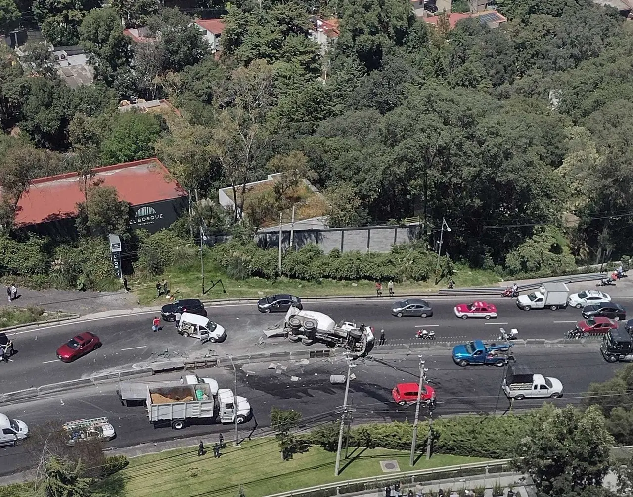 Una revolvedora de cemento volcó en la carretera México-Toluca, a la altura de las curvas, colapsando la vialidad en ambias direcciones. Foto: Karen Nava