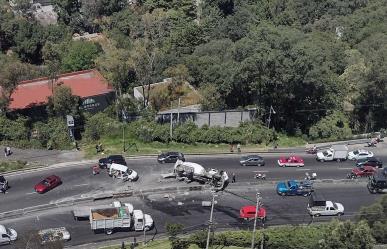 VIDEO: Colapsa vialidad por volcadura de revolvedora en la México-Toluca