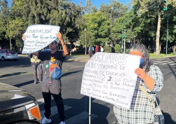 Padres de familia cierran avenida Talismán por problemas en primaria de la zona