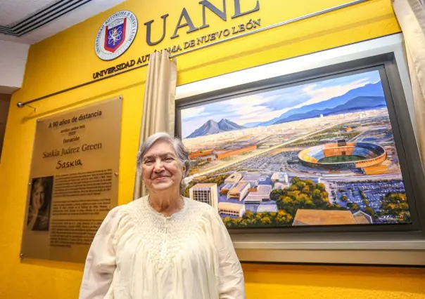 Dona Saskia Juárez la obra A 90 años de distancia en homenaje a la UANL