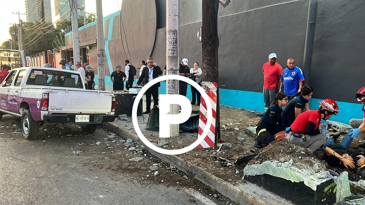 El fuerte accidente vial ocurrió en la avenida Hidalgo en plena hora pico, cuando numerosos transeúntes y usuarios de transporte público se encontraban en la zona. Foto: Raymundo Elizalde.