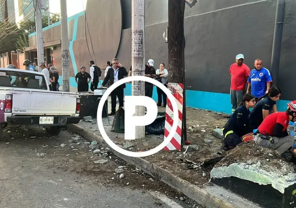 Impacta camioneta contra parabus y deja dos lesionados en Monterrey